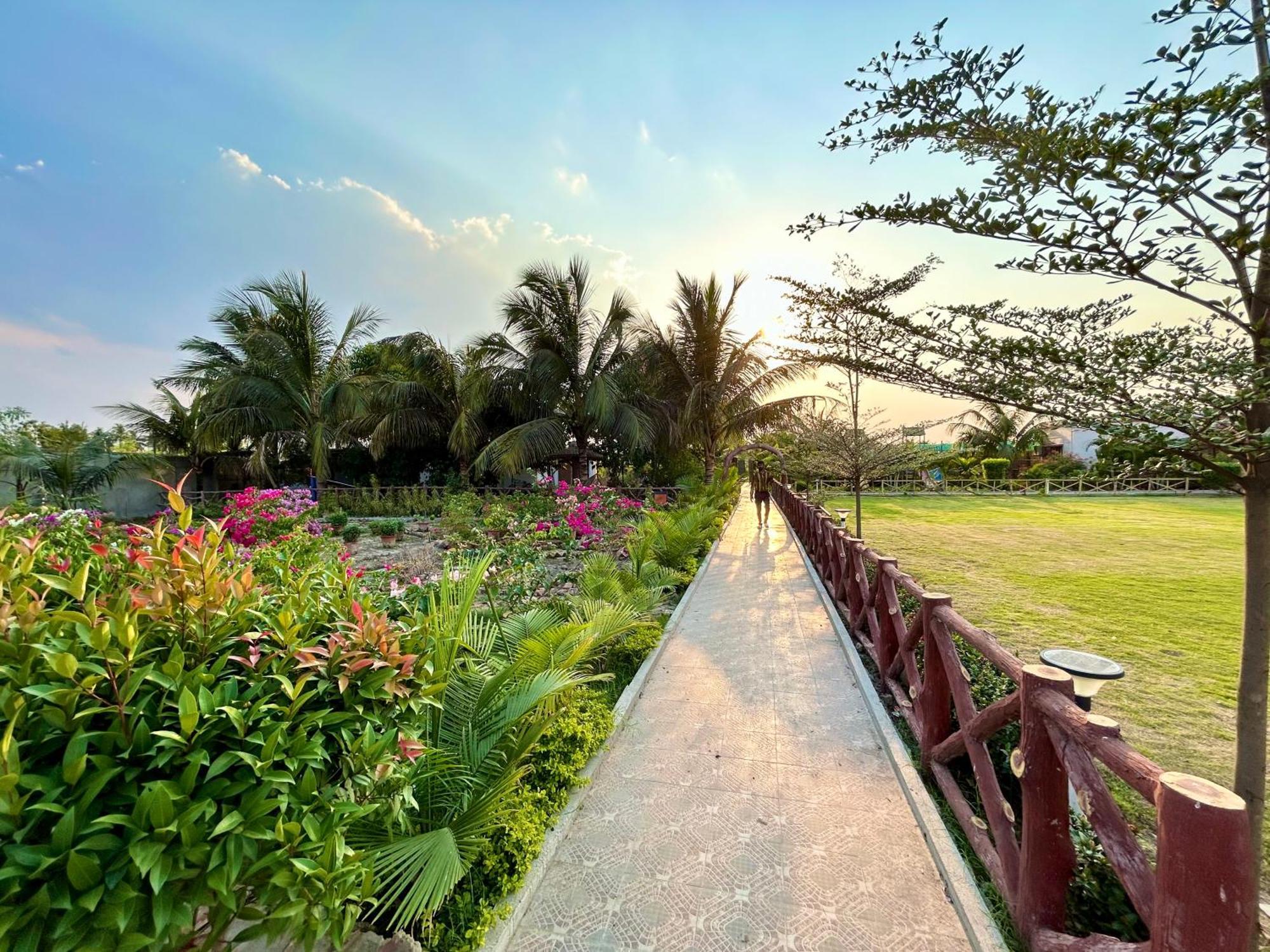 Palli Bangla Resort, Near Ruby Hospital, Anandapur Kolkata Exterior photo